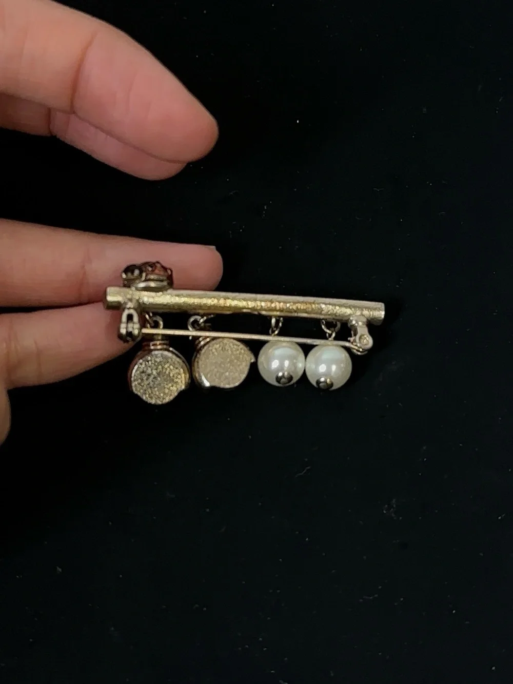 CHANEL elegant brooch